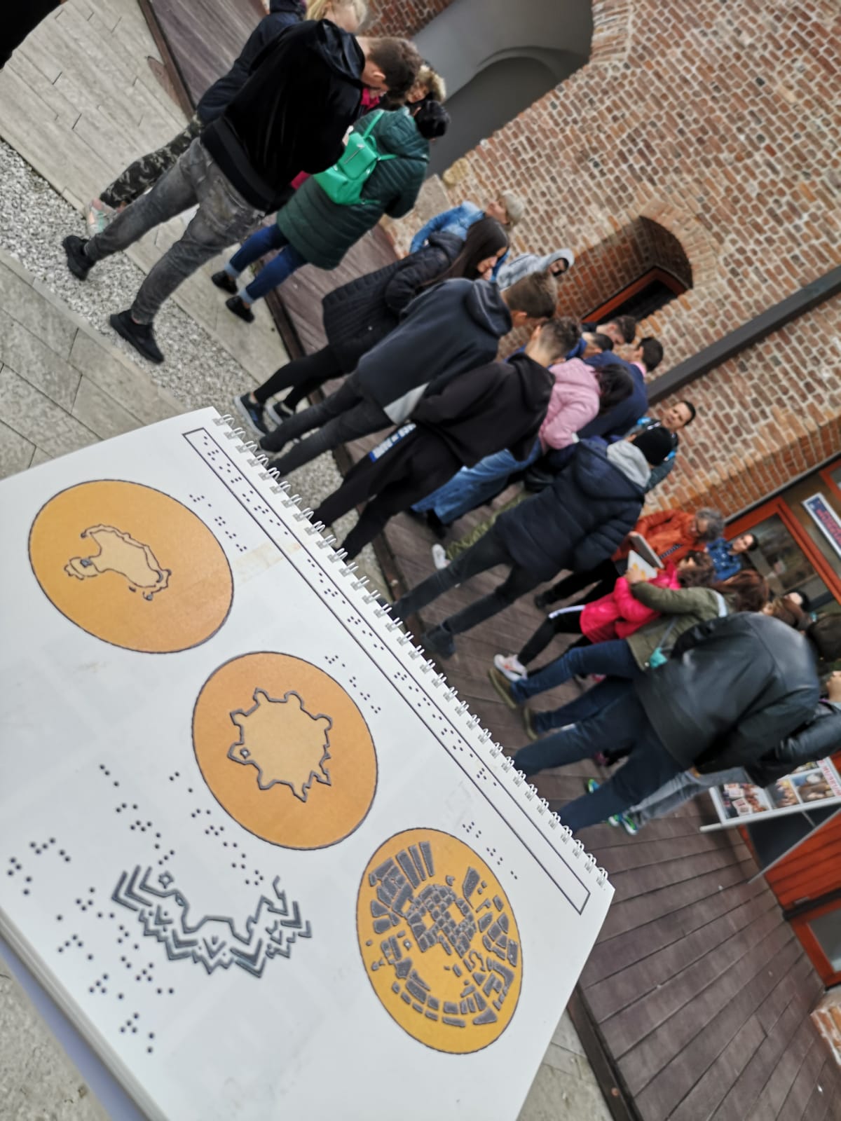 Poză din timpul primului tur organizat de noi. În fundal se văd mulți participanți și voluntari.